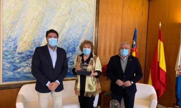 El alcalde y el edil de Cultura de Alicante reciben a Juana Balsalobre, comisaria de la exposición 175 años del Teatro Principal  Copia