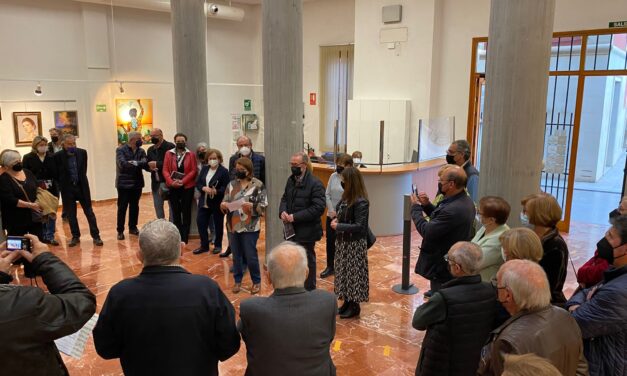 Integrantes de la Asociación de artistas plásticos de El Campello exponen sus creaciones en la Biblioteca Municipal