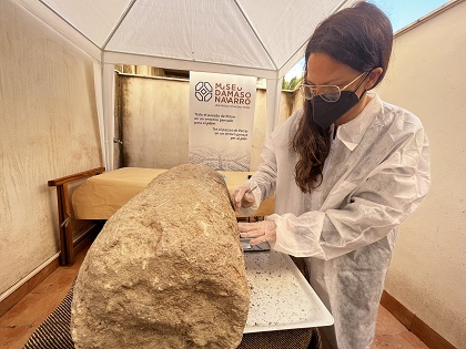 El Museu de Petrer inicia els treballs de neteja de la columna del segle IV d. C. trobada en l’excavació de la plaça de Baix