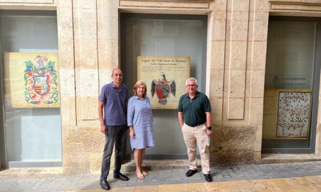 Antonio Manresa inaugura la exposición sobre el legado del VIII Barón de Finestrat en el Archivo Municipal