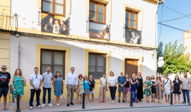 Torna l’exposició ‘Balconades de Cinema’ als carrers del barri antic de l’Alfàs pel 34 Festival