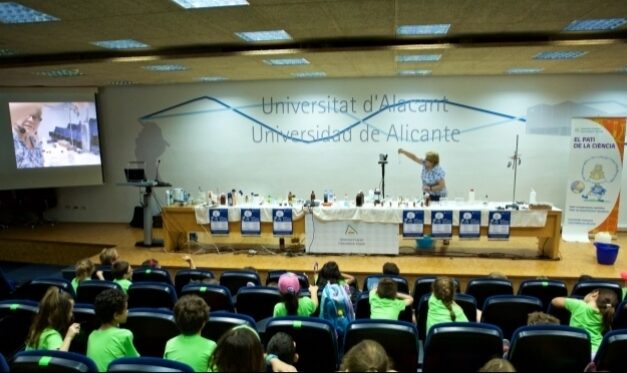 El Pati de la Ciència despierta vocaciones científicas desde el juego