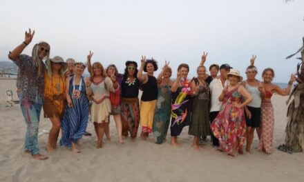 El colectivo “Art Fusió” de El Campello organiza una fiesta hippy en Punta del Río