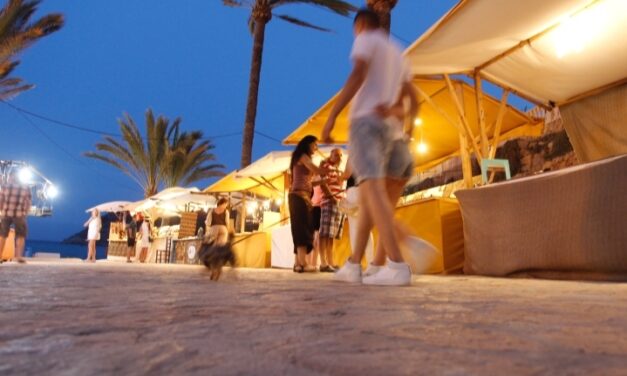 La Feria de Artesanía en la playa Racó de l’Albir permanece abierta al público todo el verano