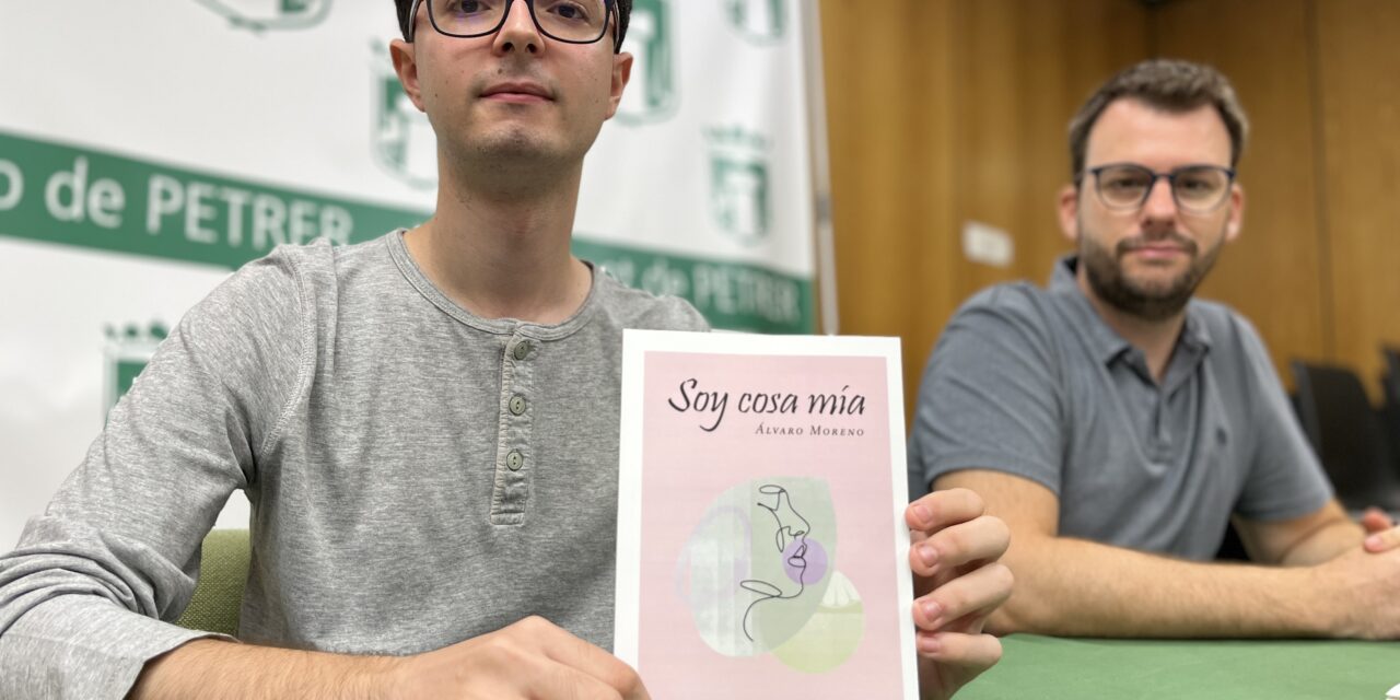 El jove petrerense Álvaro Moreno presenta el seu primer llibre “Soy cosa mía”