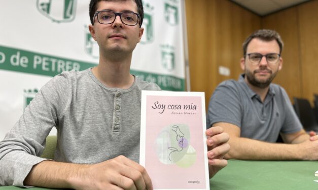 El joven petrelense Álvaro Moreno presenta su primer libro “Soy cosa mía”