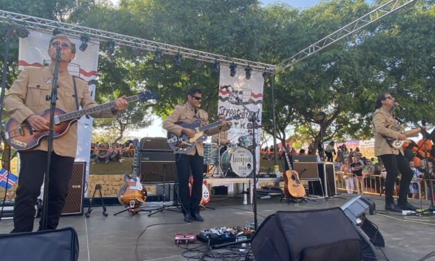 “The Liverpool band” cierra el ciclo de conciertos del Street Food Market de El Campello con otro lleno en mañana soleada y muy ambientada