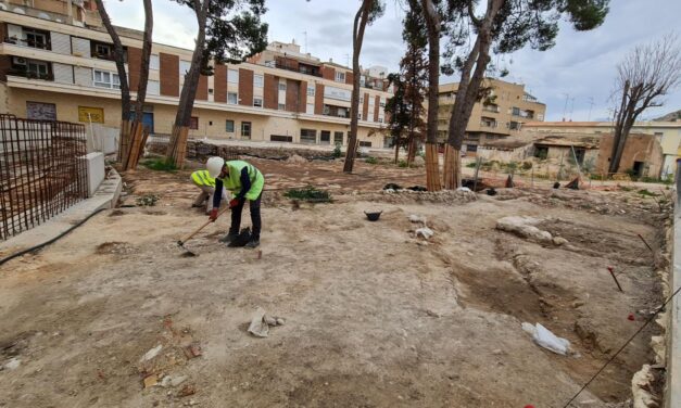 Comienzan los trabajos de arqueología en la plaza Joan Miró de Elda para el estudio de los enterramientos moriscos descubiertos