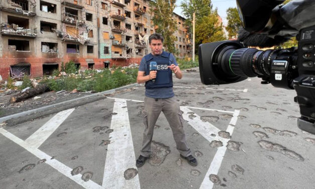 El periodista Óscar Mijallo (RTVE) compte en la Fundació Mediterráneo com es viu des de dins la guerra d’Ucraïna