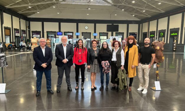 Conejero condena “cualquier tipo de violencia” en la inauguración de la exposición “Heridas” en la estación de Alacant-Terminal