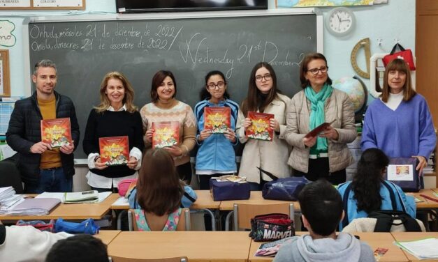 La Concejala de Educación de Orihuela entrega el cuento “La estrella de Olivia” a la ganadora del concurso “Cuento en Navidad”