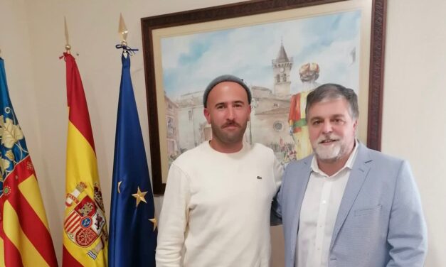 L’artista urbà Antonio Marest torna a Villena i signatura en el Llibre d’Honor de l’Ajuntament