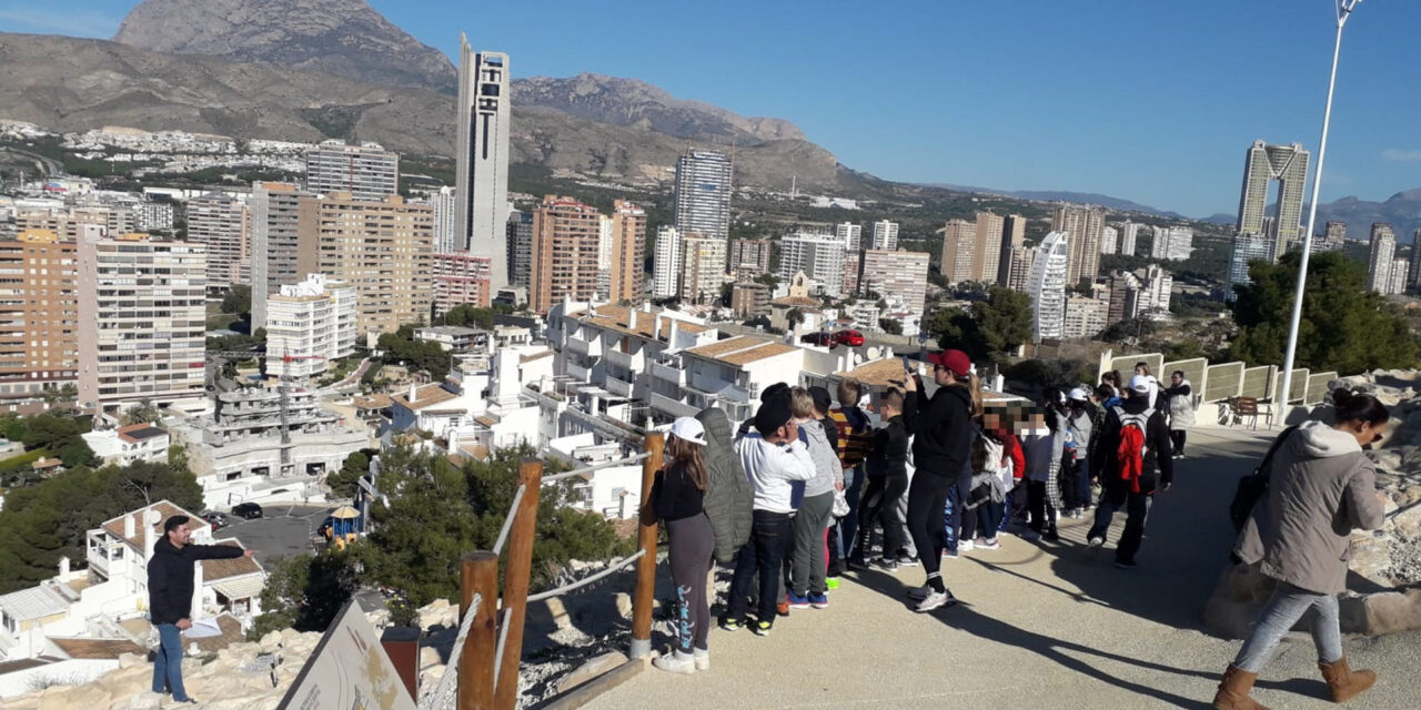 Un centenar de alumnos del Leonor Canalejas visita el Tossal de la Cala, que en breve vivirá una nueva actuación arqueológica