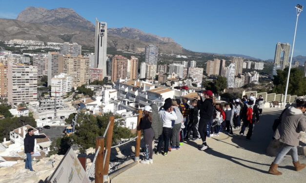 Un centenar de alumnos del Leonor Canalejas visita el Tossal de la Cala, que en breve vivirá una nueva actuación arqueológica