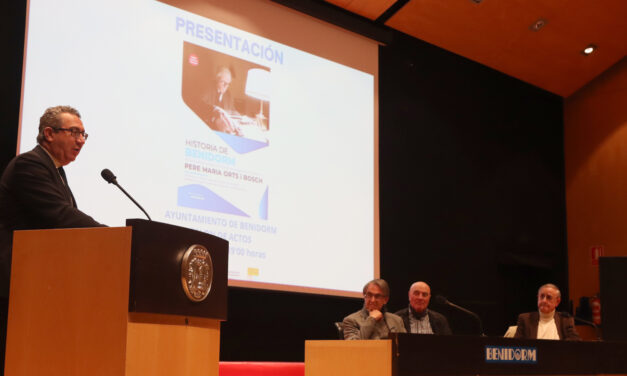 Presentat el llibre que recopila els articles escrits per Pere Mª Orts i Bosch sobre la ciutat de Benidorm entre 1967 i 2013