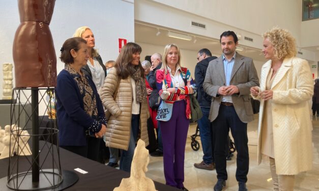 Inaugurada la Exposición de Cerámica en el Centro Cultural Virgen del Carmen de Torrevieja, con más de 300 piezas hechas a mano