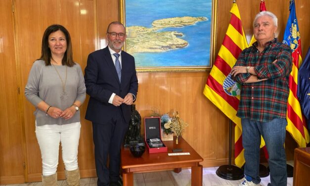 El artista Antonio Cañadas dona al Ayuntamiento de El Campello el lienzo “L’Illeta”