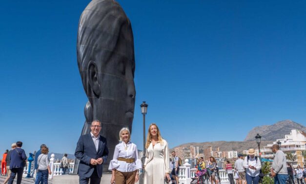 Les escultures monumentals ‘Silvia’ i ‘María’ de Jaume Plensa llueixen ja a Benidorm