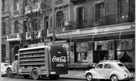 Més de 50 empleats de Coca-Cola a la província d’Alacant bufen els ciris pel 70 aniversari de la primera botella fabricada a Espanya
