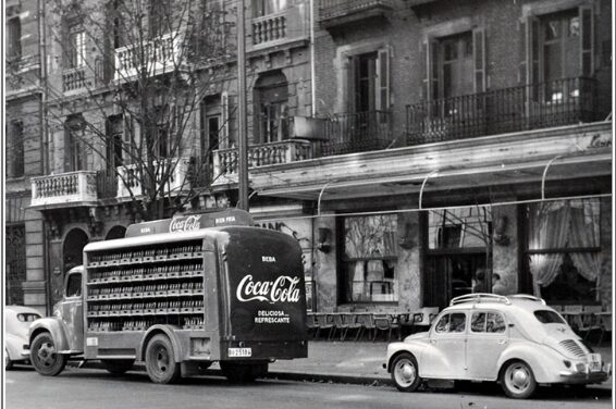 Més de 50 empleats de Coca-Cola a la província d’Alacant bufen els ciris pel 70 aniversari de la primera botella fabricada a Espanya