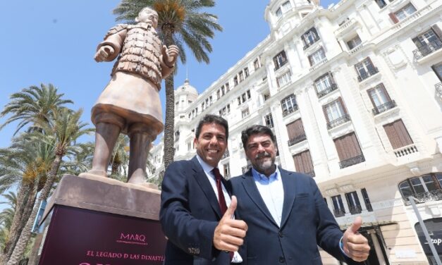 Mazón visita la figura gegant del guerrer de Xi’an que ja llueix en el passeig de L’Esplanada d’Alacant