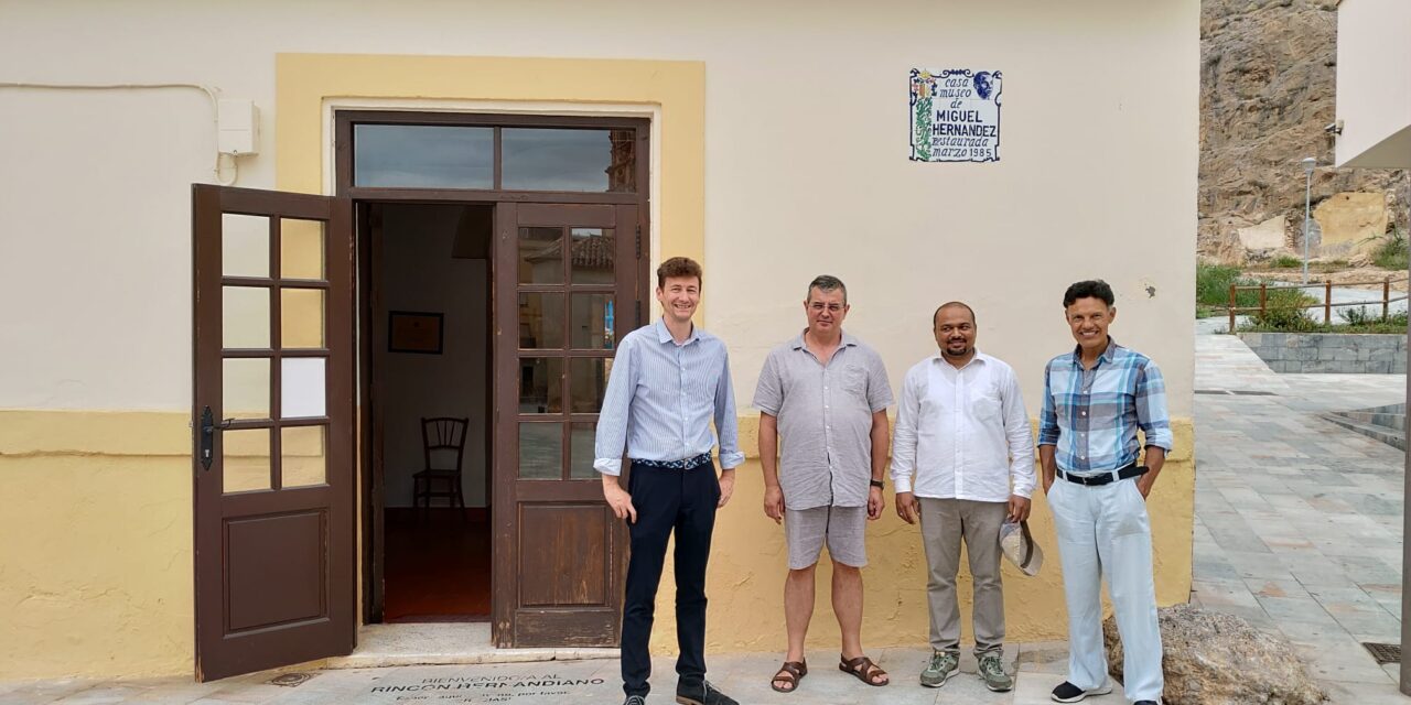 El profesor indio Subas Yadav y el escritor colombiano Gustavo Forero visitan la Casa Museo de Miguel Hernández y otros lugares hernandianos de Orihuela