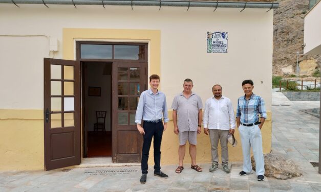 El professor indi Puges Yadav i l’escriptor colombià Gustavo Forero visiten la Casa Museu de Miguel Hernández i altres llocs hernandians d’Oriola