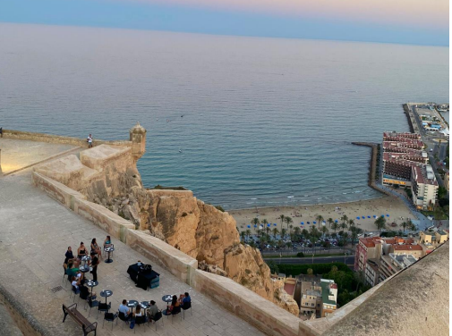 Más de 102.000 turistas visitan el castillo de Snta Bárbara en julio, un 5% más que en 2022