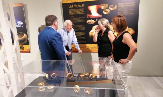 El arqueólogo alemán Schubart visita el Museo de Villena que acoge su legado documental y bibliográfico