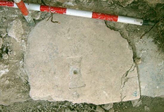 El departamento de Arqueología presenta una de las losas del antiguo Convento de San Francisco de Villena