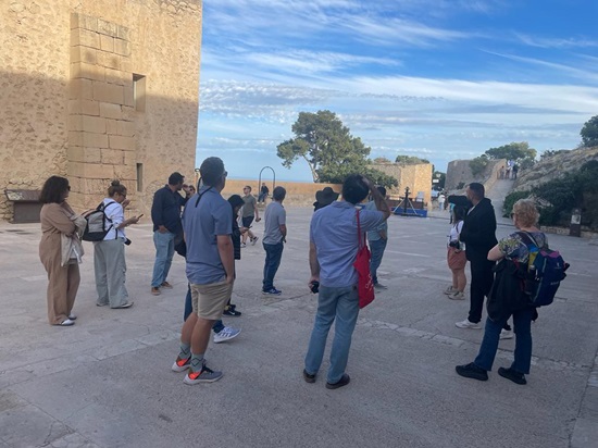 Productores internacionales y localizadores buscan escenarios para rodar en Alicante