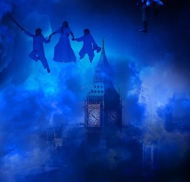 Els protagonistes de Peter, el musical presenten l’espectacle en el ambigú del Teatre Municipal de Torrevella