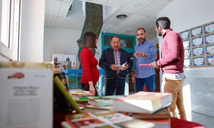La biblioteca de l’Alfàs dona al Voluntariat els aliments recollits en la campanya ‘Un aliment, un llibre’