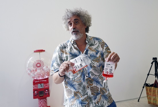 Álex Peña denuncia la mercantilització de la cultura amb màquines recreatives inspirades en l’univers lorquià
