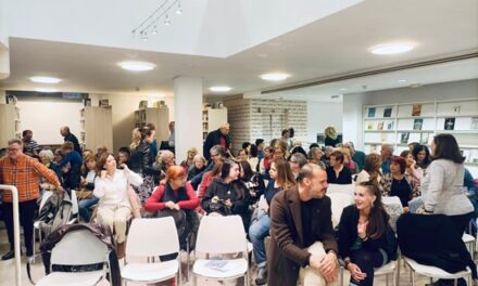 Un centenar de personas asisten en la Biblioteca Municipal Alberto Navarro a la presentación del libro del Taller de Escritura Creativa de Elda