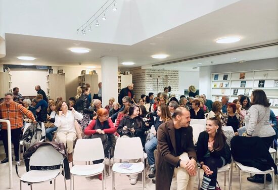 Un centenar de personas asisten en la Biblioteca Municipal Alberto Navarro a la presentación del libro del Taller de Escritura Creativa de Elda