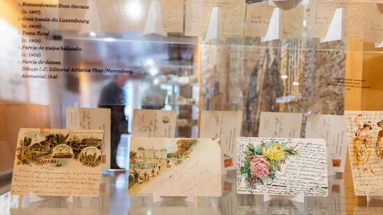 La biblioteca de Benidorm recorda els 150 anys de la primera postal espanyola