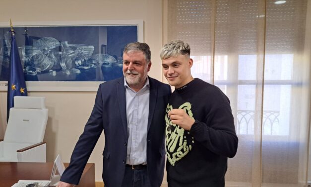 L’alcalde rep al villenense Almacor, participant en l’edició del Benidorm Fest 2024