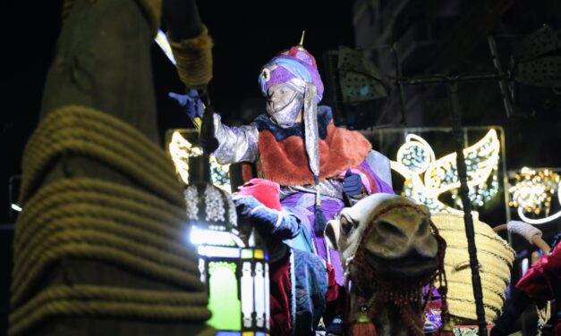 Més de 1.200 persones i 20 carrosses escenifiquen aquest divendres l’arribada dels Reis Mags a Alacant