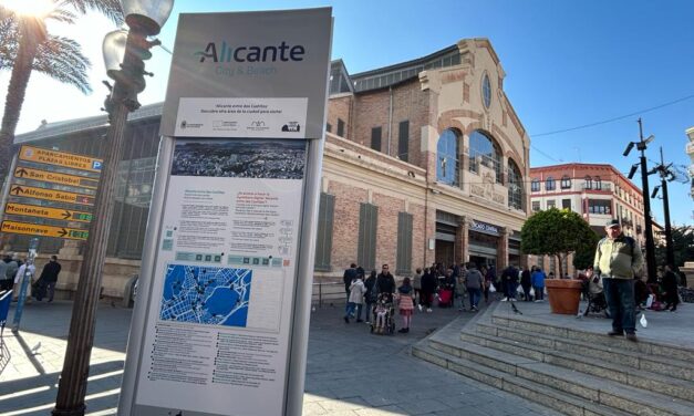 Turismo de Alicante instala una treintena de paneles para difundir los atractivos de la zona entre los dos castillos