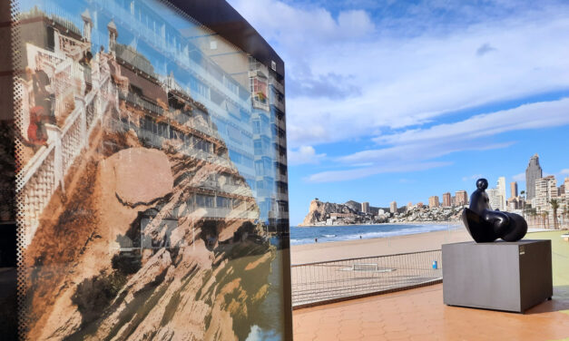 La muestra de postales ‘Recuerdo de Benidorm’ da la bienvenida a los turistas desde los siete Espais d’Art Urbà