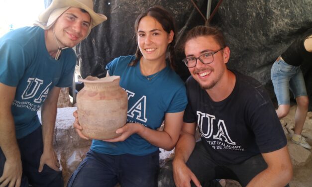 El hallazgo de una urna ibérica bajo las termas romanas abre una nueva perspectiva sobre el yacimiento de La Alcudia