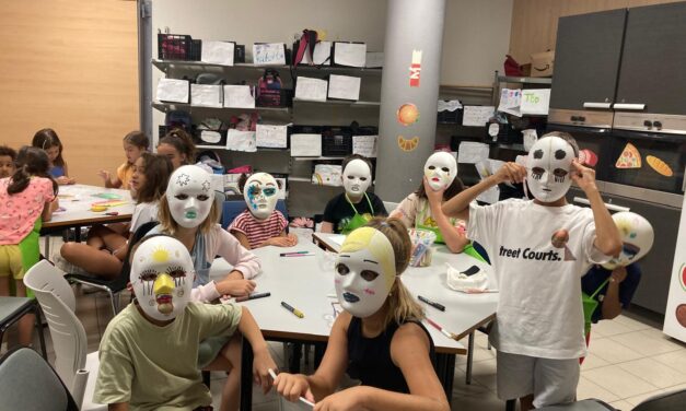 El campus d’estiu del Cerca Alacant ensenya a 300 menors a menjar i cuinar sa amb aliments del Mercat Central