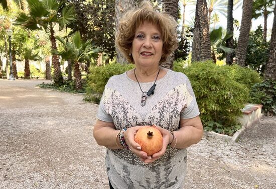 Vicentina Navarro gana el concurso de pelar granada mollar de Elche y el de la más bonita por tercer año consecutivo