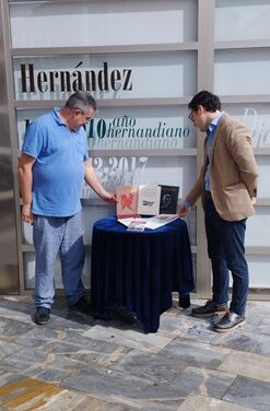 La Fundación Miguel Hernández y la Asociación de Comerciantes del municipio de Orihuela ponen en marcha un proyecto de homenaje al poeta en su 114 aniversario