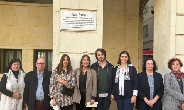 Cultura de Alicante coloca una placa conmemorativa para recordar a Juana Francés en la Plaza del Ayuntamiento
