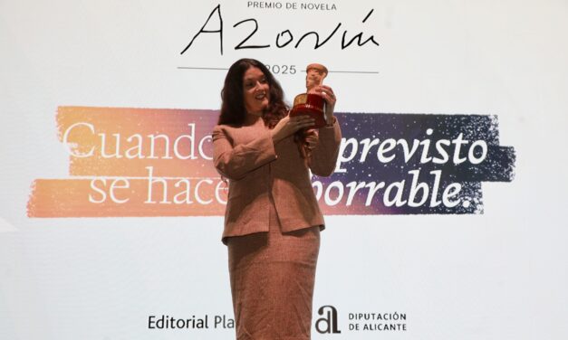 L’escriptora castellonenca Rosario Raro s’alça amb el Premi Azorín de Novel·la 2025 amb la seua obra ‘La novia de la paz’