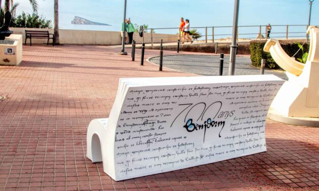 Un banco con forma de libro en el Paseo de Colón se une a los elementos para difundir el 700 Aniversario de Benidorm
