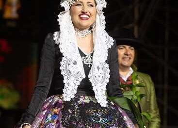 Adriana Vico Melgar, de Diputació-Renfe, és triada Bellea del Foc 2025 al final de l’espectacle ‘Som’