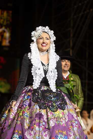 Adriana Vico Melgar, de Diputació-Renfe, és triada Bellea del Foc 2025 al final de l’espectacle ‘Som’
